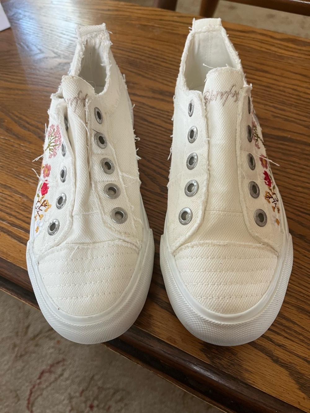 Blowfish Women's Vivid Lace Up Sneaker in White Floral sz 7 VG condition $70R - Picture 6 of 12
